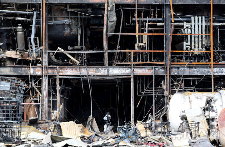 [영천=뉴시스] 이무열 기자 = 5일 경북 영천시 금호읍 채신공단 내 화장품 원료공장 화재현장에서 행안부 국립재난안전연구원, 국과수, 소방, 경찰 등 관계자들이 합동감식을 진행하고 있다. 지난 3일 낮 12시42분쯤 폭발 사고가 발생해 근로자 1명이 숨지고 3명이 중경상을 입었다. 2025.08.05. lmy@newsis.com