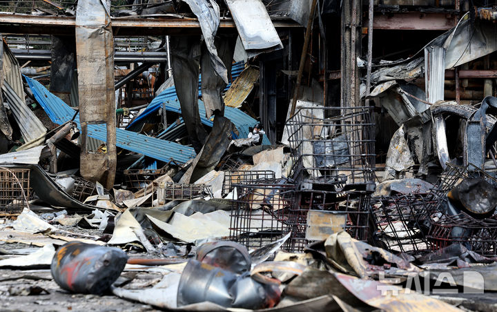 [영천=뉴시스] 이무열 기자 = 지난 8월 5일 경북 영천시 금호읍 채신공단 내 화장품 원료공장 화재현장에서 행안부 국립재난안전연구원, 국과수, 소방, 경찰 등 관계자들이 합동감식을 진행하고 있다. 지난 8월 3일 낮 12시42분쯤 폭발 사고가 발생해 근로자 1명이 숨지고 3명이 중경상을 입었다. 2025.08.05. lmy@newsis.com