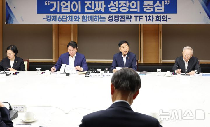 [서울=뉴시스] 황준선 기자 = 구윤철 경제부총리 겸 기획재정부 장관이 5일 오후 서울 중구 대한상공회의소에서 열린 '성장전략 TF 1차 회의'에서 발언하고 있다. (공동취재) 2025.08.05. photo@newsis.com