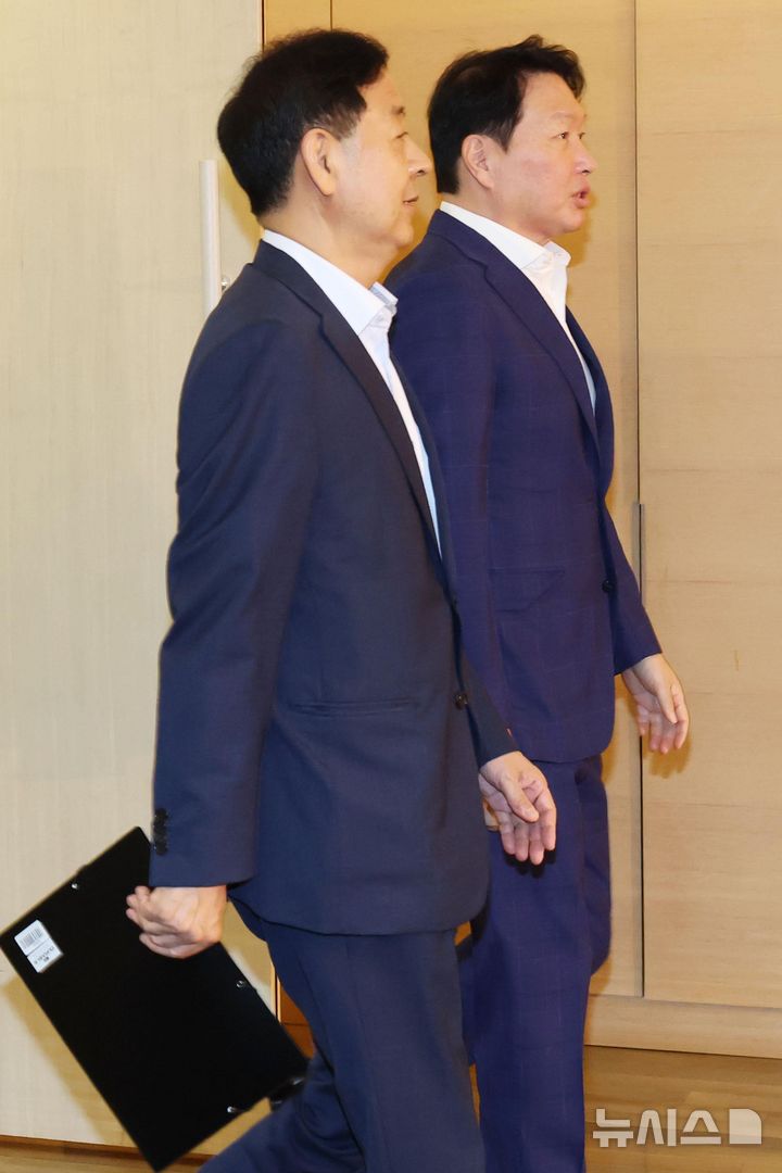 [서울=뉴시스] 황준선 기자 = 구윤철 경제부총리 겸 기획재정부 장관과 최태원 대한상공회의소 회장이 5일 오후 서울 중구 대한상공회의소에서 열린 '성장전략 TF 1차 회의'에 참석하고 있다. (공동취재) 2025.08.05. photo@newsis.com