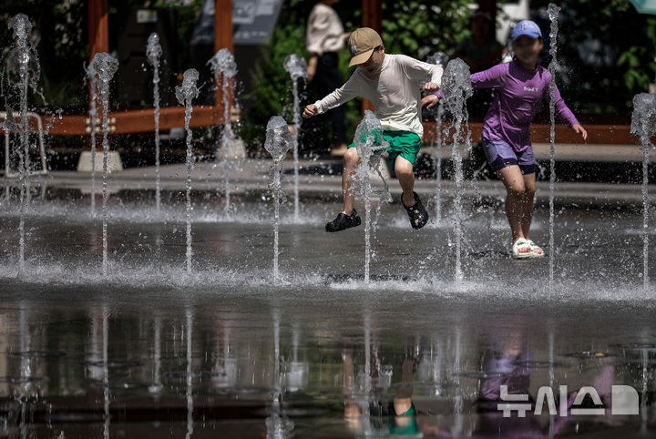 [서울=뉴시스] 정병혁 기자 = 더운 날씨가 이어지고 있는 5일 서울 종로구 광화문광장에서 어린이들이 물놀이를 하고 있다. 2025.08.05. jhope@newsis.com