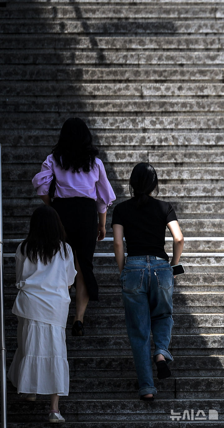 [서울=뉴시스] 정병혁 기자 = 더운 날씨가 이어지고 있는 5일 서울 종로구 광화문광장에서 시민들이 그늘을 향해 걷고 있다. 2025.08.05. jhope@newsis.com