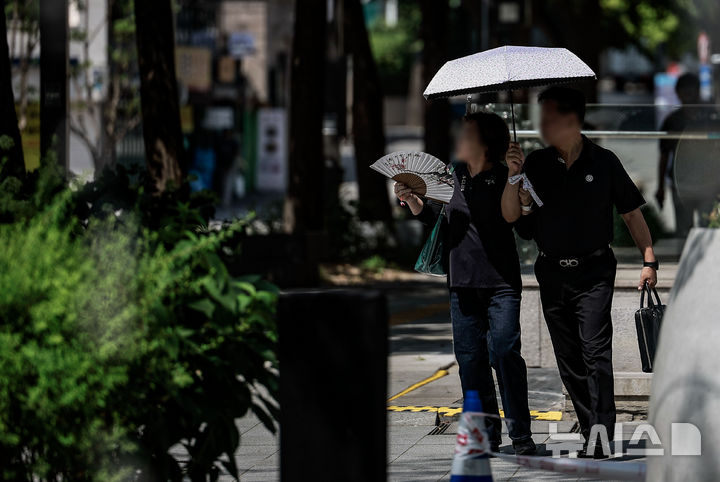 [서울=뉴시스] 정병혁 기자 = 더운 날씨가 이어지고 있는 5일 서울 종로구 광화문광장에서 시민들이 양산을 쓴 채 이동하고 있다. 2025.08.05. jhope@newsis.com