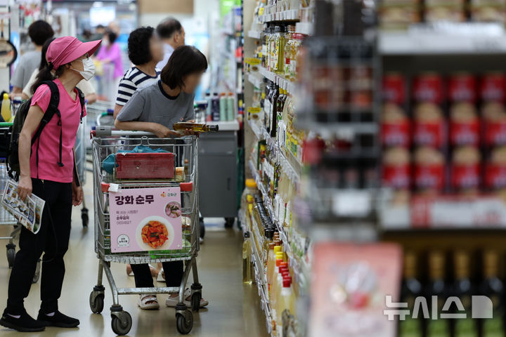 [서울=뉴시스] 조성우 기자 = 5일 서울의 한 대형마트에서 시민이 장을 보고 있다. 2025.08.05. xconfind@newsis.com