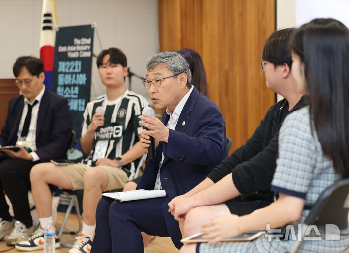 [서울=뉴시스] 김근수 기자 = 정근식 서울시교육감이 지난 5일 오후 서울 서초구 서초문화예술정보학교에서 열린 ‘제22회 동아시아 청소년 역사 체험 캠프’에서 평화를 추구하는 사람들, 내가 걸어온 과거사 청산의 길’을 주제로 한·중·일 청소년, 교사들과 대화하고 있다. (사진= 서울시교육청 제공) 2025.08.05. photo@newsis.com *재판매 및 DB 금지