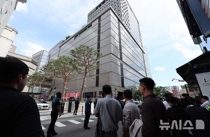 [서울=뉴시스] 권창회 기자 = 5일 오후 서울 중구 신세계백화점 본점에 폭발물을 설치했다는 신고가 접수돼 이용객들이 건물 밖으로 대피해 있다. 2025.08.05. kch0523@newsis.com
