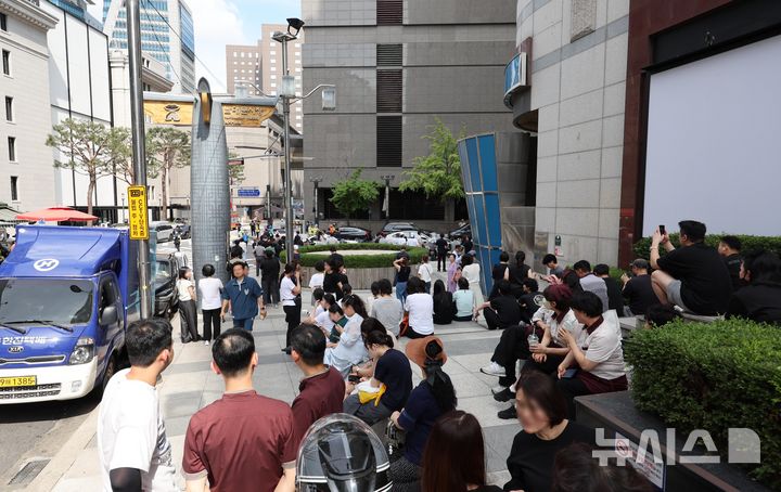 [서울=뉴시스] 권창회 기자 = 5일 오후 서울 중구 신세계백화점 본점에 폭발물을 설치했다는 신고가 접수돼 이용객들이 건물 밖으로 대피해 있다. 2025.08.05. kch0523@newsis.com