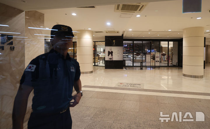 [서울=뉴시스] 권창회 기자 = 5일 오후 서울 중구 신세계백화점 본점에 폭발물을 설치했다는 신고가 접수돼 경찰이 주변을 통제하고 있다. 2025.08.05. kch0523@newsis.com