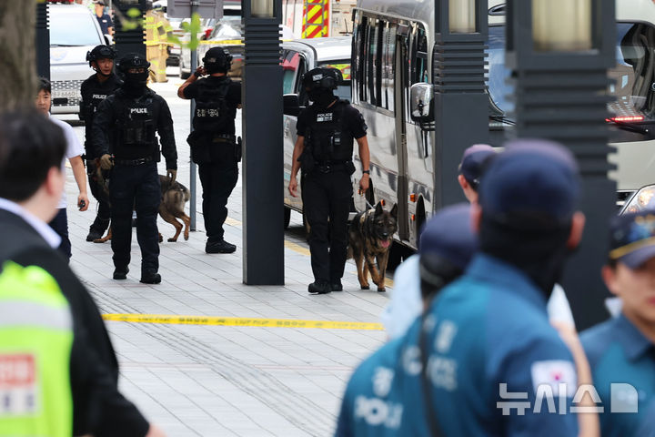 [서울=뉴시스] 권창회 기자 = 5일 오후 서울 중구 신세계백화점 본점에 폭발물을 설치했다는 신고가 접수돼 경찰이 주변을 수색하고 있다. 2025.08.05. kch0523@newsis.com