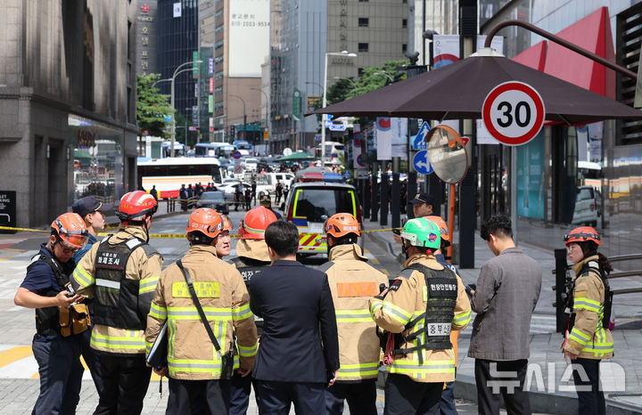 [서울=뉴시스] 권창회 기자 = 5일 오후 서울 중구 신세계백화점 본점에 폭발물을 설치했다는 신고가 접수돼 경찰과 소방이 주변을 통제하고 있다. 2025.08.05. kch0523@newsis.com