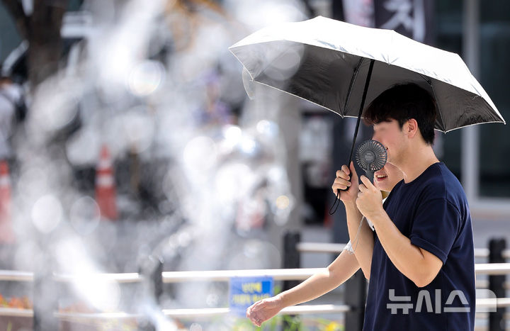 [대구=뉴시스] 이무열 기자 = 더운 날씨가 이어지고 있는 5일 대구 중구 동성로에서 양산을 쓴 시민들이 이동하고 있다. 2025.08.05. lmy@newsis.com