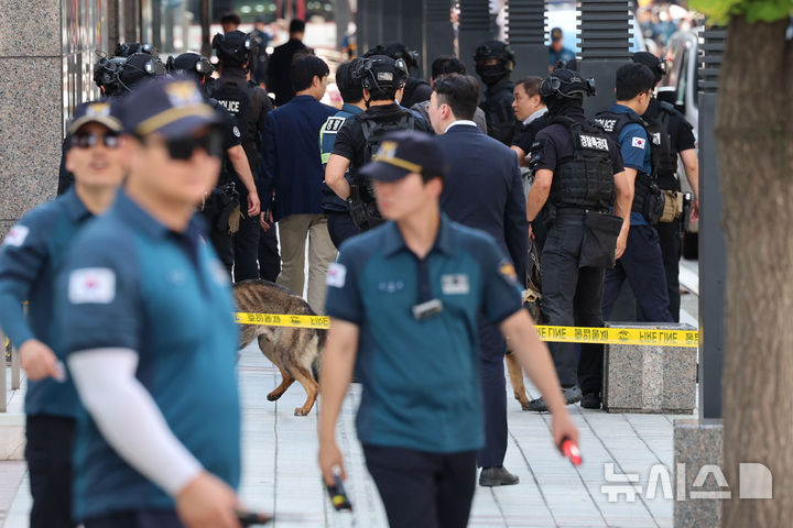 [서울=뉴시스] 권창회 기자 = 5일 오후 서울 중구 신세계백화점 본점에 폭발물을 설치했다는 신고가 접수돼 경찰특공대와 폭발물 탐지견이 주변을 수색한 뒤 철수하고 있다. 2025.08.05. kch0523@newsis.com