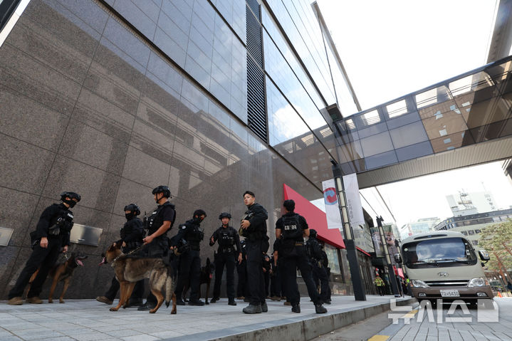 [서울=뉴시스] 권창회 기자 = 5일 오후 서울 중구 신세계백화점 본점에 폭발물을 설치했다는 신고가 접수돼 경찰특공대와 폭발물 탐지견이 주변을 수색한 뒤 철수하고 있다. 2025.08.05. kch0523@newsis.com