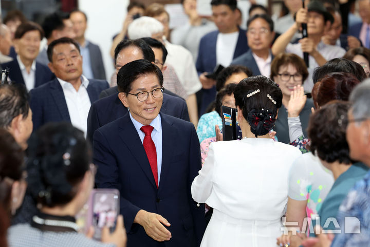[부산=뉴시스] 하경민 기자 = 김문수 국민의힘 당대표 후보가 5일 부산 수영구 국민의힘 부산시당에서 당원들과 인사하고 있다. 2025.08.05. yulnetphoto@newsis.com