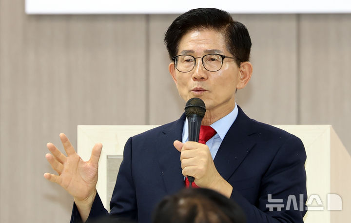 [부산=뉴시스] 하경민 기자 = 김문수 국민의힘 당대표 후보가 5일 부산 수영구 국민의힘 부산시당에서 당원들과 간담회를 갖고 있다. 2025.08.05. yulnetphoto@newsis.com