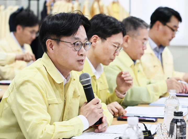 [서울=뉴시스] 김근수 기자 = 김정관 산업통상자원부 장관이 5일 경기 가평군 소재 신가평변환에서 김동철 한국전력공사 사장, 김동섭 한국석유공사 사장, 최연혜 한국가스공사 사장, 황주호 한국수력원자력 사장을 비롯한 발전5개사(한국중부발전, 한국서부발전, 한국남부발전, 한국동서발전, 한국남동발전) 사장단이 참석한 가운데 에너지공기업 간담회를 하고 있다. (사진= 산업통상자원부 제공) 2025.08.05. photo@newsis.com *재판매 및 DB 금지