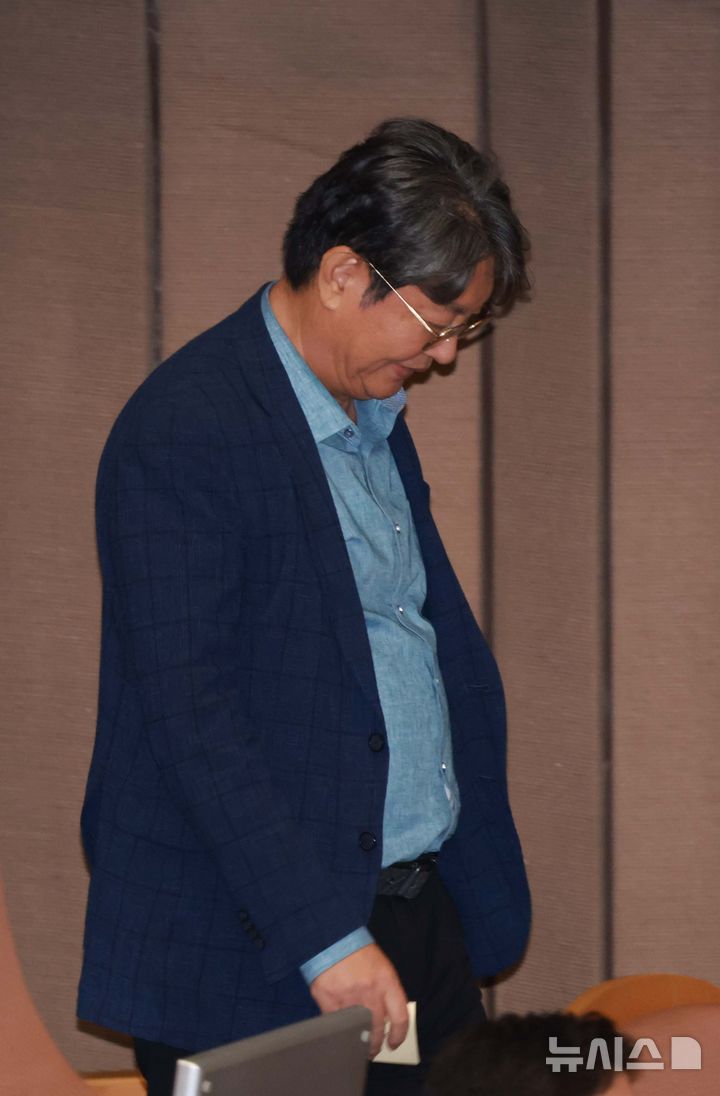 [서울=뉴시스] 고승민 기자 = 5일 서울 여의도 국회에서 열린 제427회 국회(임시회) 제3차 본회의에서 이춘석 더불어민주당 의원이 방송법 개정안 무제한토론 종결 동의의 건 기표 후 투표함으로 향하고 있다. 2025.08.05. kkssmm99@newsis.com