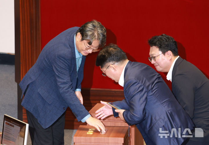 [서울=뉴시스] 고승민 기자 = 5일 서울 여의도 국회에서 열린 제427회 국회(임시회) 제3차 본회의에서 이춘석 더불어민주당 의원이 방송법 개정안 무제한토론 종결 동의의 건 투표를 하고 있다. 2025.08.05. kkssmm99@newsis.com