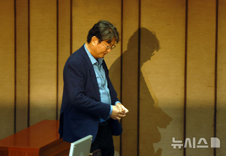 [서울=뉴시스] 고승민 기자 = 5일 서울 여의도 국회에서 열린 제427회 국회(임시회) 제3차 본회의에서 이춘석 더불어민주당 의원이 방송법 개정안 무제한토론 종결 동의의 건 기표 후 투표함으로 향하고 있다. 2025.08.05. kkssmm99@newsis.com