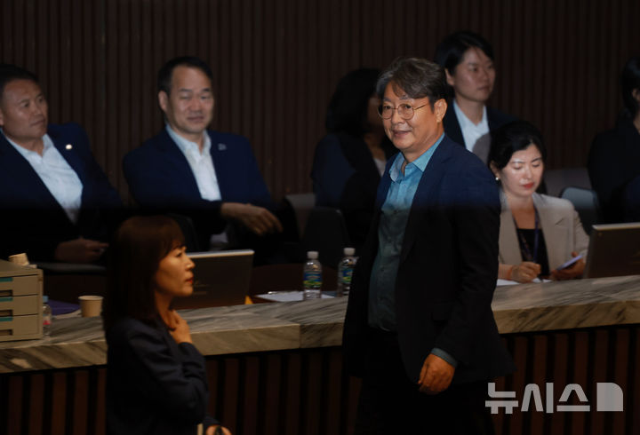 [서울=뉴시스] 고승민 기자 = 이춘석 국회 법제사법위원장이 5일 서울 여의도 국회에서 열린 제427회 국회(임시회) 제3차 본회의에서 방송법 일부개정법률안(대안) 무제한토론 종결동의의 건 투표를 마친 뒤 본회의장을 나서고 있다. 2025.08.05. kkssmm99@newsis.com