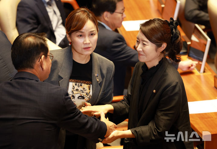 [서울=뉴시스] 고승민 기자 = 강선우 더불어민주당 의원이 5일 서울 여의도 국회에서 열린 제427회 국회(임시회) 제3차 본회의에서 동료 의원들과 인사를 하고 있다. 2025.08.05. kkssmm99@newsis.com