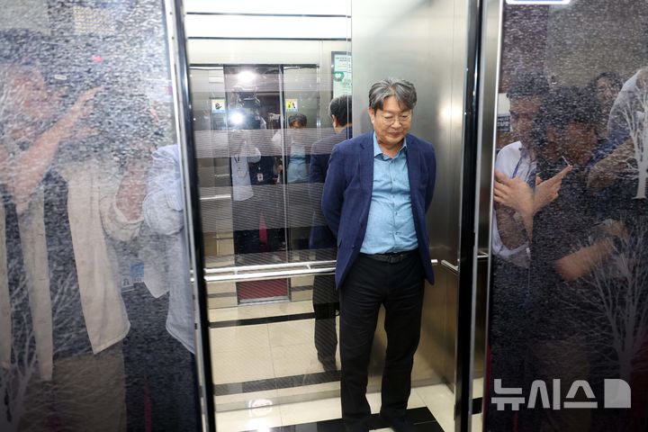 [서울=뉴시스] 조성봉 기자 = '차명 계좌 주식 거래 의혹'을 받고 있는 이춘석 국회 법제사법위원장이 5일 서울 여의도 국회에서 취재진의 질문을 피해 엘리베이터로 이동하고 있다. 2025.08.05. suncho21@newsis.com