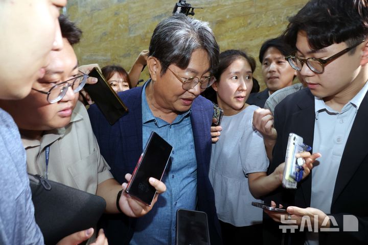 [서울=뉴시스] 조성봉 기자 = '차명 계좌 주식 거래 의혹'을 받고 있는 이춘석 국회 법제사법위원장이 5일 서울 여의도 국회에서 취재진의 질문 세례를 받으며 이동하고 있다. 2025.08.05. suncho21@newsis.com