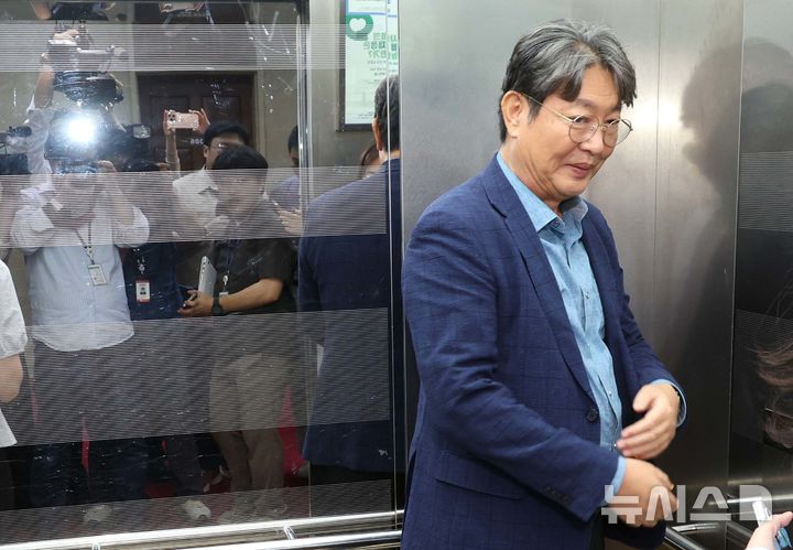 [서울=뉴시스] 조성봉 기자 = '차명 계좌 주식 거래 의혹'을 받고 있는 이춘석 국회 법제사법위원장이 5일 서울 여의도 국회에서 취재진의 질문을 피해 엘리베이터로 이동하고 있다. 2025.08.05. suncho21@newsis.com