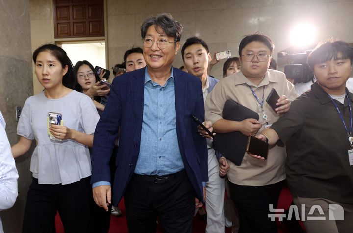 [서울=뉴시스] 조성봉 기자 = '차명 계좌 주식 거래 의혹'을 받고 있는 이춘석 국회 법제사법위원장이 5일 서울 여의도 국회에서 취재진의 질문을 피해 엘리베이터로 이동하고 있다. 2025.08.05. suncho21@newsis.com