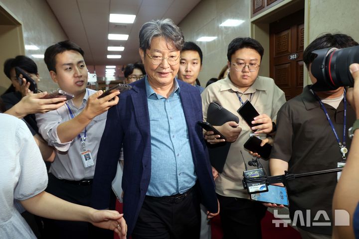 [서울=뉴시스] 조성봉 기자 = '차명 계좌 주식 거래 의혹'을 받고 있는 이춘석 국회 법제사법위원장이 5일 서울 여의도 국회에서 취재진의 질문을 피해 엘리베이터로 이동하고 있다. 2025.08.05. suncho21@newsis.com