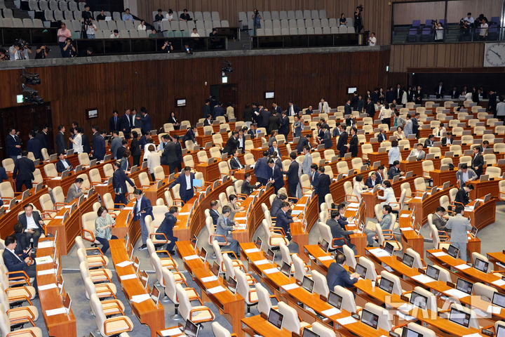 [서울=뉴시스] 김명년 기자 = 더불어민주당 의원들이 지난 5일 오후 서울 여의도 국회에서 열린 제427회 국회(임시회) 제3차 본회의에서 김장겸 국민의힘 의원의 방송문화진흥회법 일부개정법률안(대안)에 대한 무제한토론(필리버스터)가 시작되자 회의장을 빠져나가고 있다.2025.08.05. kmn@newsis.com