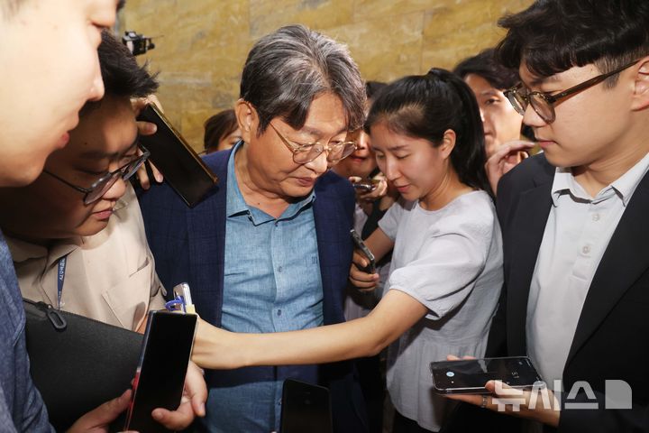 [서울=뉴시스] 조성봉 기자 = '차명 계좌 주식 거래 의혹'을 받고 있는 이춘석 국회 법제사법위원장이 5일 서울 여의도 국회에서 취재진의 질문 세례를 받으며 이동하고 있다. 2025.08.05. suncho21@newsis.com