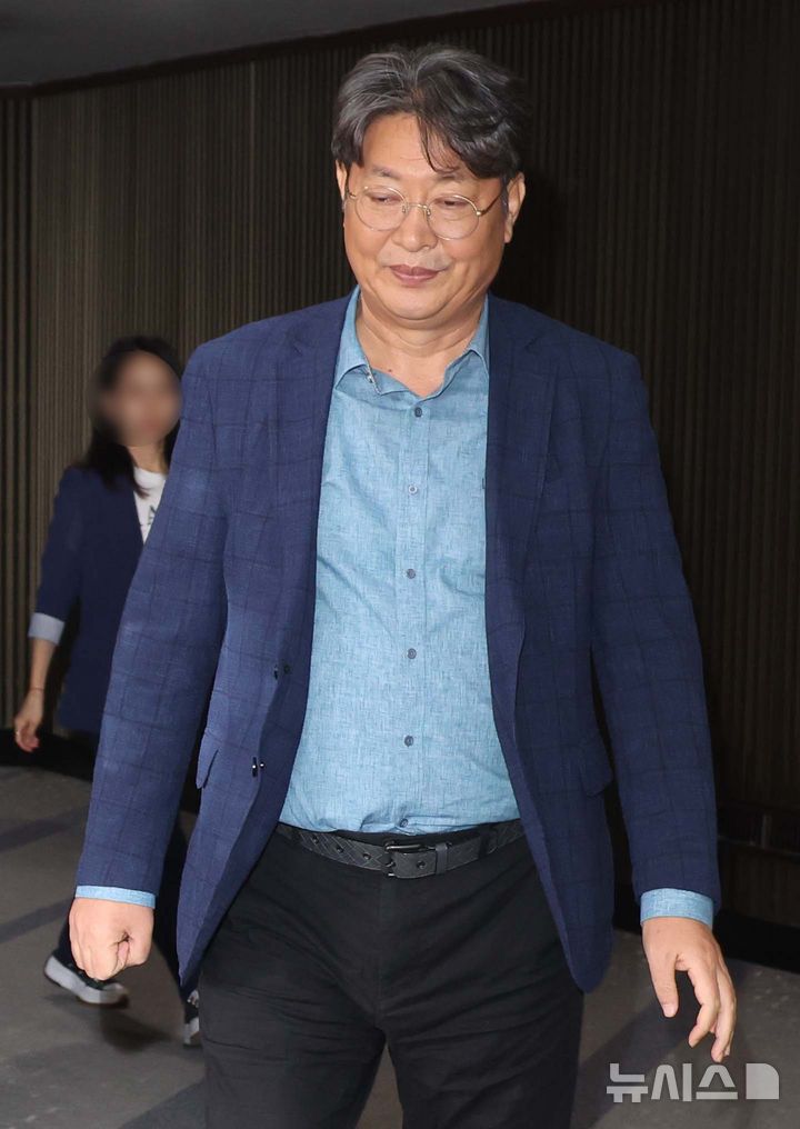 [서울=뉴시스] 조성봉 기자 = '차명 계좌 주식 거래 의혹'을 받고 있는 이춘석 국회 법제사법위원장이 5일 서울 여의도 국회 본회의장에서 밖으로 나오고 있다.  2025.08.05. suncho21@newsis.com