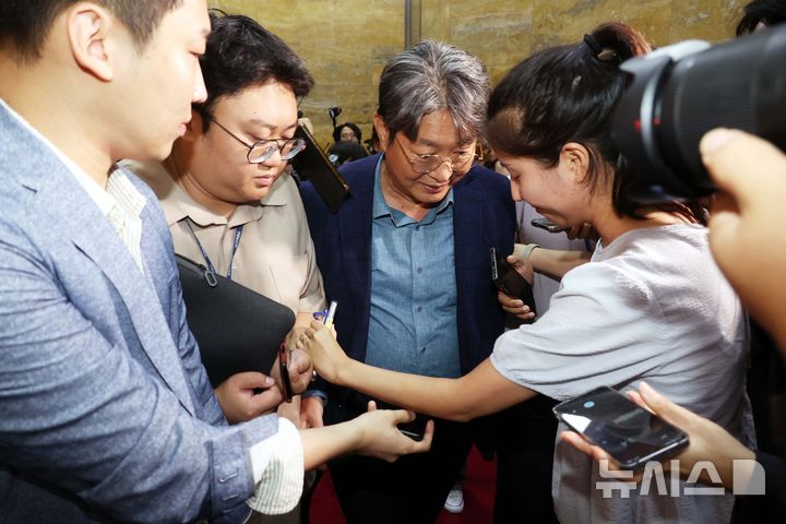 [서울=뉴시스] 조성봉 기자 = '차명 계좌 주식 거래 의혹'을 받고 있는 이춘석 국회 법제사법위원장이 5일 서울 여의도 국회에서 취재진의 질문 세례를 받고 있다. 2025.08.05. suncho21@newsis.com