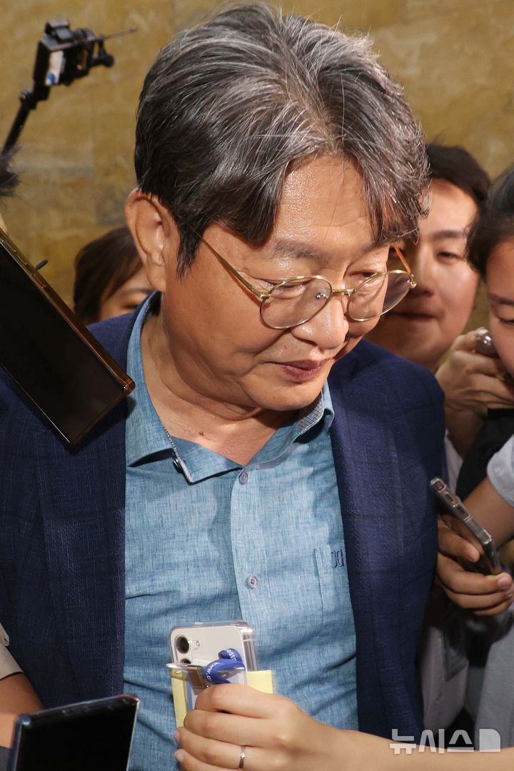 [서울=뉴시스] 조성봉 기자 = '차명 계좌 주식 거래 의혹'을 받고 있는 이춘석 국회 법제사법위원장이 5일 서울 여의도 국회에서 취재진의 질문 세례를 받고 있다. 2025.08.05. suncho21@newsis.com
