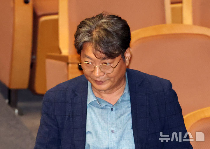 [서울=뉴시스] 김명년 기자 = 이춘석 더불어민주당 의원이 5일 오후 서울 여의도 국회 본회의장에서 방송법 개정안에 대한 무제한토론 종결동의의 건 투표를 하기 위해 기표소를 나서고 있다. 2025.08.05. kmn@newsis.com