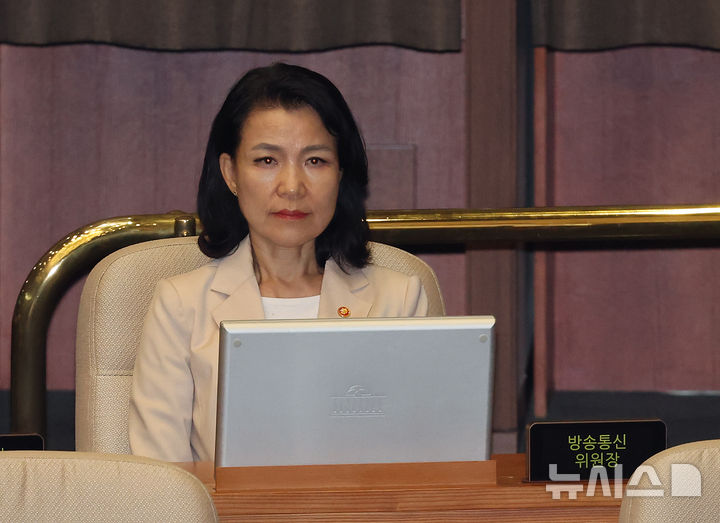 [서울=뉴시스] 김명년 기자 = 이진숙 방송통신위원장이 5일 오후 서울 여의도 국회에서 열린 제427회 국회(임시회) 제3차 본회의에서 김장겸 국민의힘 의원의 방송문화진흥회법 일부개정법률안(대안)에 대한 무제한토론(필리버스터)을 지켜보고 있다. 2025.08.05. kmn@newsis.com