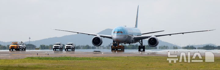 [인천공항=뉴시스] 김선웅 기자 = 5일 인천국제공항 제2활주로에서 운영 재개 전 합동 점검을 하기 위해 항공기가 진입하고 있다.인천공항은 2021년 6월부터 노후화 된 활주로를 순차적으로 재포장 및 개선공사를 시행 중에 있으며 오는 9월 제2활주로가 완공되면 인천공항 개항 이래 최초로 4개 활주로를 동시 운영해 연간 60만회 항공기 처리가 가능하게 된다. 2025.08.06. mangusta@newsis.com