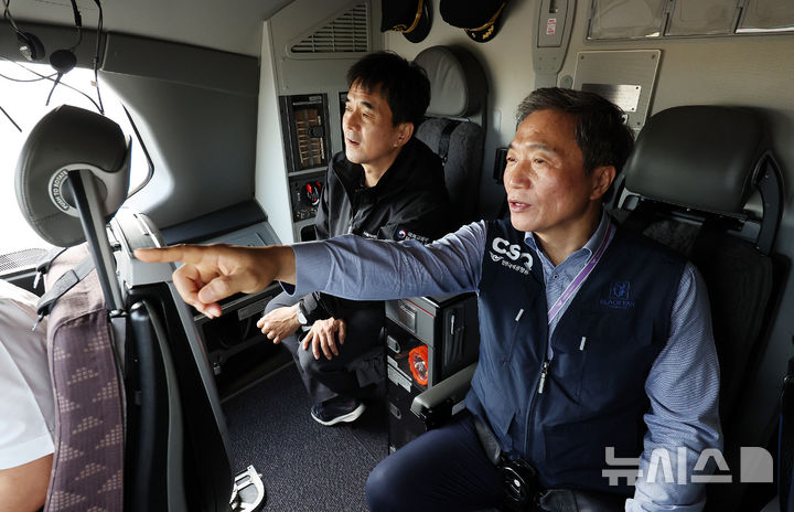 [인천공항=뉴시스] 김선웅 기자 = 이학재 인천국제공항공사 사장이 5일 인천국제공항 제2활주로에서 운영 재개 전 진행된 실제 항공기 활용 종합시험운영 및 관계기관 합동점검에 참석해 항공기 조종석에서 신설 시설물을 점검하고 있다. 인천공항은 2021년 6월부터 노후화 된 활주로를 순차적으로 재포장 및 개선공사를 시행 중에 있으며 오는 9월 제2활주로가 완공되면 인천공항 개항 이래 최초로 4개 활주로를 동시 운영해 연간 60만회 항공기 처리가 가능하게 된다. (공동취재) 2025.08.06. photo@newsis.com