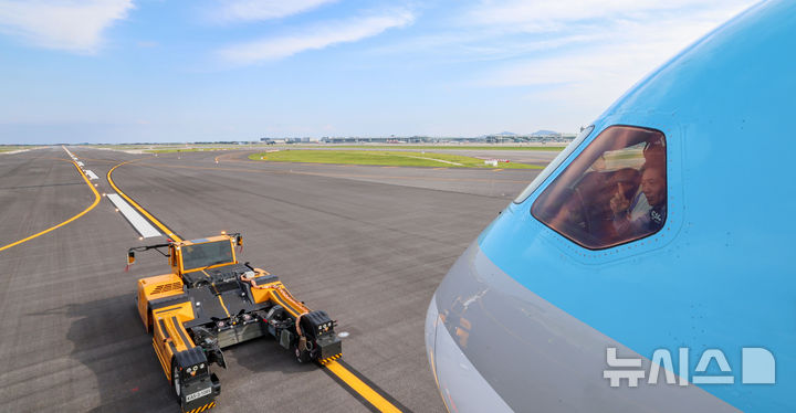 [인천공항=뉴시스] 김선웅 기자 = 이학재 인천국제공항공사 사장이 5일 인천국제공항 제2활주로에서 운영 재개 전 진행된 실제 항공기 활용 종합시험운영 및 관계기관 합동점검에 참석해 항공기 조종석에서 신설 시설물을 점검하고 있다. 인천공항은 2021년 6월부터 노후화 된 활주로를 순차적으로 재포장 및 개선공사를 시행 중에 있으며 오는 9월 제2활주로가 완공되면 인천공항 개항 이래 최초로 4개 활주로를 동시 운영해 연간 60만회 항공기 처리가 가능하게 된다. (공동취재) 2025.08.06. photo@newsis.com