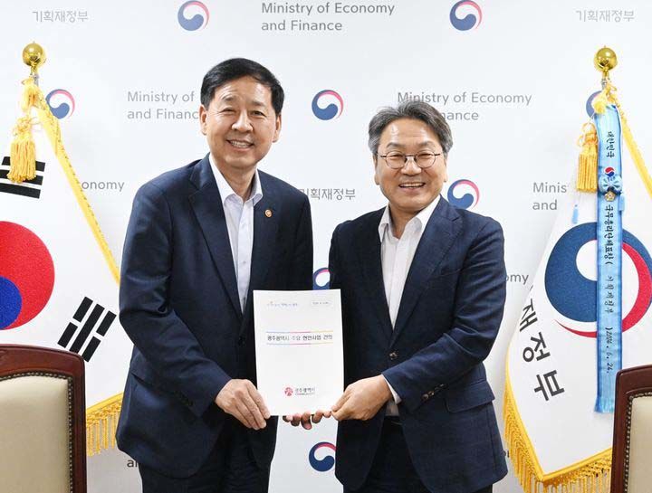 [광주=뉴시스] 구윤철 경제부총리 겸 기획재정부 장관과 강기정 광주시장. (사진=광주시 제공) 2025.08.05. photo@newsis.com *재판매 및 DB 금지