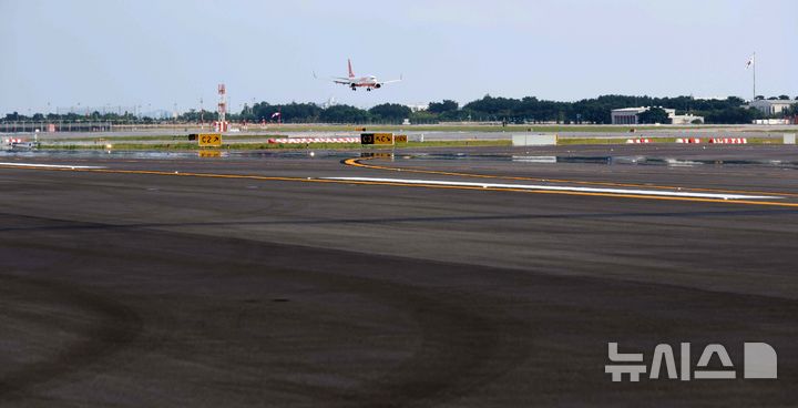 [인천공항=뉴시스] 김선웅 기자 = 5일 인천국제공항에서 제2활주로 종합시험운영 및 관계기관 합동점검이 열렸다. 사진은 완공을 앞둔 제2활주로의 모습. (공동취재) 2025.08.06. photo@newsis.com