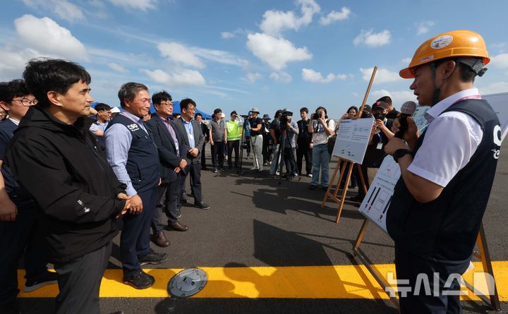 [인천공항=뉴시스] 김선웅 기자 = 이학재 인천국제공항공사 사장을 비롯한 공항 관계자들이 5일 인천국제공항에서 운영을 앞둔 제2활주로와 관련한 브리핑을 듣고 있다.제2활주로가 완공되면 인천공항 개항 이래 최초 4개 활주로를 동시 운영하게 되어 연간 60만회 항공기 처리가 가능하게 된다. (공동취재) 2025.08.06. photo@newsis.com