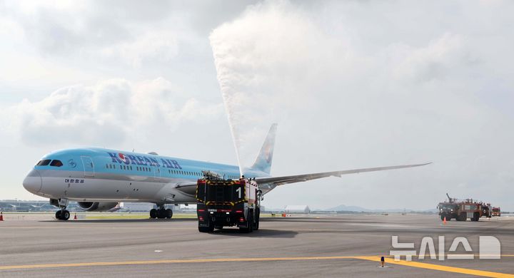 [인천공항=뉴시스] 김선웅 기자 = 5일 인천국제공항에서 열린 제2활주로 종합시험운영 및 관계기관 합동점검에서 비행기 화재 상황을 가정한 소방 훈련이 진행되고 있다. (공동취재) 2025.08.06. photo@newsis.com