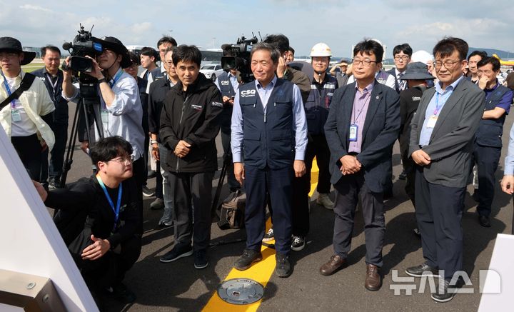 [인천공항=뉴시스] 김선웅 기자 = 이학재 인천국제공항공사 사장을 비롯한 공항 관계자들이 5일 인천국제공항에서 운영을 앞둔 제2활주로와 관련한 브리핑을 듣고 있다. 제2활주로가 완공되면 인천공항 개항 이래 최초 4개 활주로를 동시 운영하게 되어 연간 60만회 항공기 처리가 가능하게 된다. (공동취재) 2025.08.06. photo@newsis.com