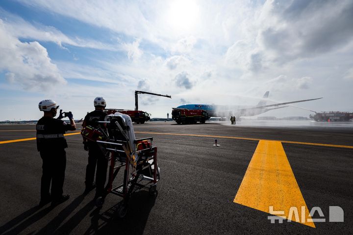 [인천공항=뉴시스] 김선웅 기자 = 5일 인천국제공항 제1터미널에서 제2활주로 운영 재개를 앞두고 이학재 인천국제공항공사 사장, 권혁진 서울지방항공청장 등 유관기관 관계자들이 합동점검에 나선 가운데 인천공항 소방대가 비상대응훈련을 하고 있다. 인천공항공사는 제2활주로가 오는 9월 완공되면 인천공항 개항 이래 최초로 4개의 활주로 운행 및 연간 60만회 항공기 처리가 가능하다고 밝혔다. (공동취재) 2025.08.06. photo@newsis.com