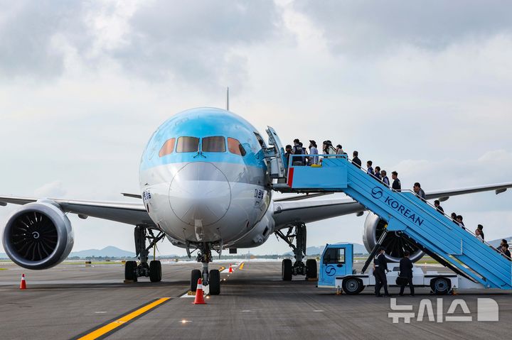 [인천공항=뉴시스] 김선웅 기자 = 5일 인천국제공항에서 제2활주로 운영 재개를 앞두고 이학재 인천국제공항공사 사장, 권혁진 서울지방항공청장 등 유관기관 관계자들이 합동점검을 위해 항공기에 탑승하고 있다. 인천공항공사는 제2활주로가 오는 9월 완공되면 인천공항 개항 이래 최초로 4개의 활주로 운행 및 연간 60만회 항공기 처리가 가능하다고 밝혔다. (공동취재) 2025.08.06. photo@newsis.com