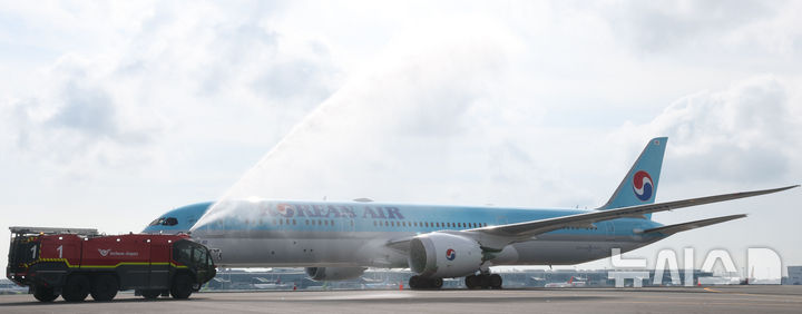 [인천공항=뉴시스] 김선웅 기자 = 5일 인천국제공항에서 열린 제2활주로 종합시험운영 및 관계기관 합동점검에서 비행기 화재 상황을 가정한 소방 훈련이 진행되고 있다. (공동취재) 2025.08.06. photo@newsis.com