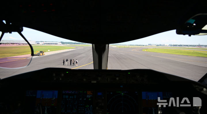 [인천공항=뉴시스] 김선웅 기자 = 5일 인천국제공항에서 제2활주로 종합시험운영 및 관계기관 합동점검이 열렸다. 사진은 완공을 앞둔 제2활주로의 모습.제2활주로까지 공사가 완료되면 인천공항은 개항 이래 처음으로 4개 활주로를 동시에 운영하게 된다. 이에 따라 연간 항공기 처리 용량도 기존보다 늘어난 연간 60만 회 수준으로 확대될 전망이다. (공동취재) 2025.08.06. photo@newsis.com