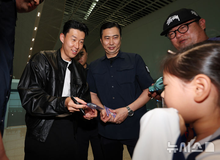 [인천공항=뉴시스] 배훈식 기자 = 토트넘을 떠나 미국 MLS로 이적이 확실시 되는 손흥민이 5일 오후 인천국제공항에서 미국 LA로 출국하며 팬들에게 사인을 해주고 있다. 2025.08.05. dahora83@newsis.com